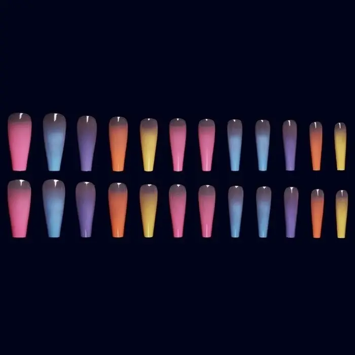 Faux ongles longs en forme de cercueil