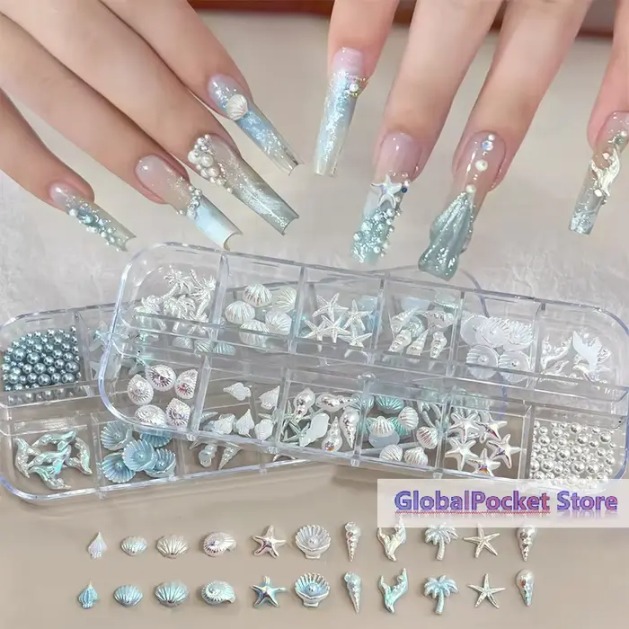 Boîte de 12 compartiments – Breloques d'ongles bleues et blanches en forme de coquillages