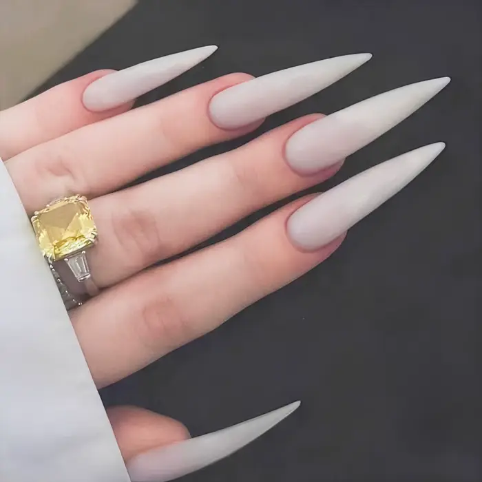 Faux ongles aiguilles longs blanc lait