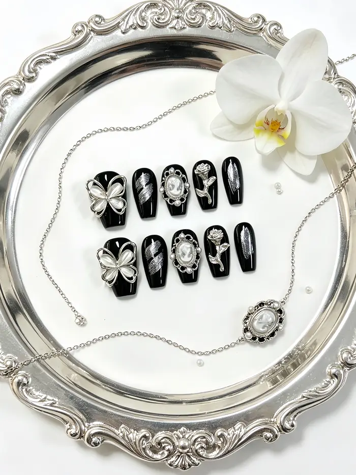 10 faux ongles trapézoïdaux courts, couleur de base noire avec embellissements blanc laiteux, rayure