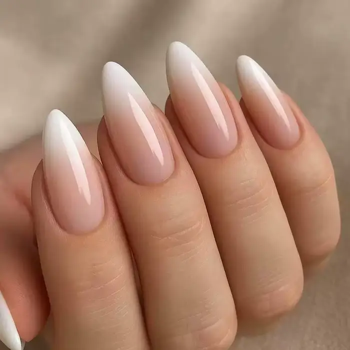Faux ongles français en amande avec colle
