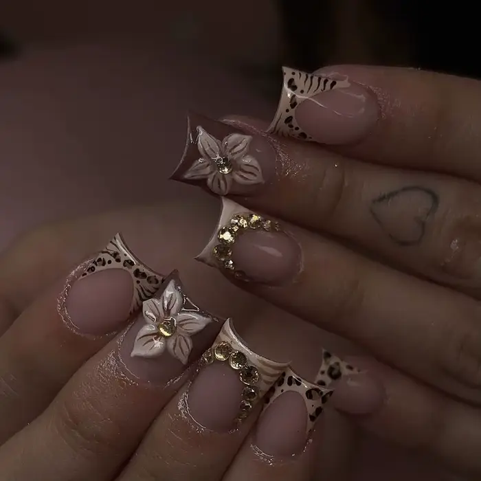 24 faux ongles de style français à motif léopard - Style Hot Girl, motif floral marron, courts, carr