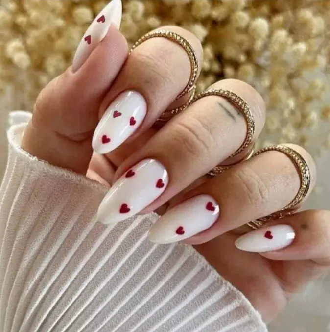 Faux ongles à presser blancs avec base rouge vin et motif cœur