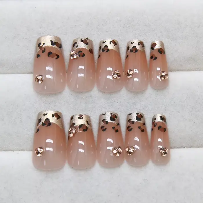 Faux ongles longs à presser