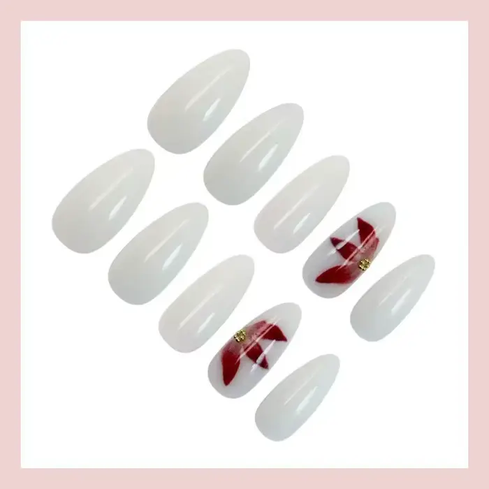 24 faux ongles ovales blancs mats avec décorations de fleurs de lys rouges peintes à la main