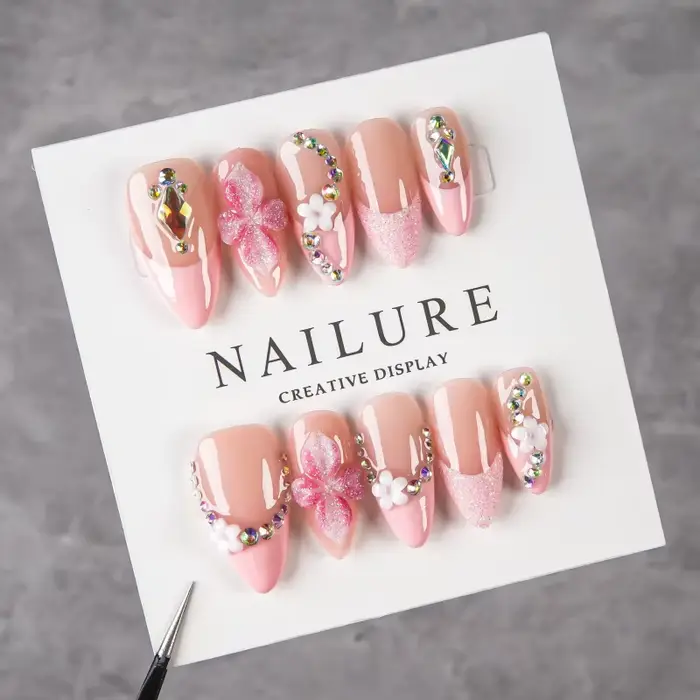 Faux ongles à presser couleur nude amande
