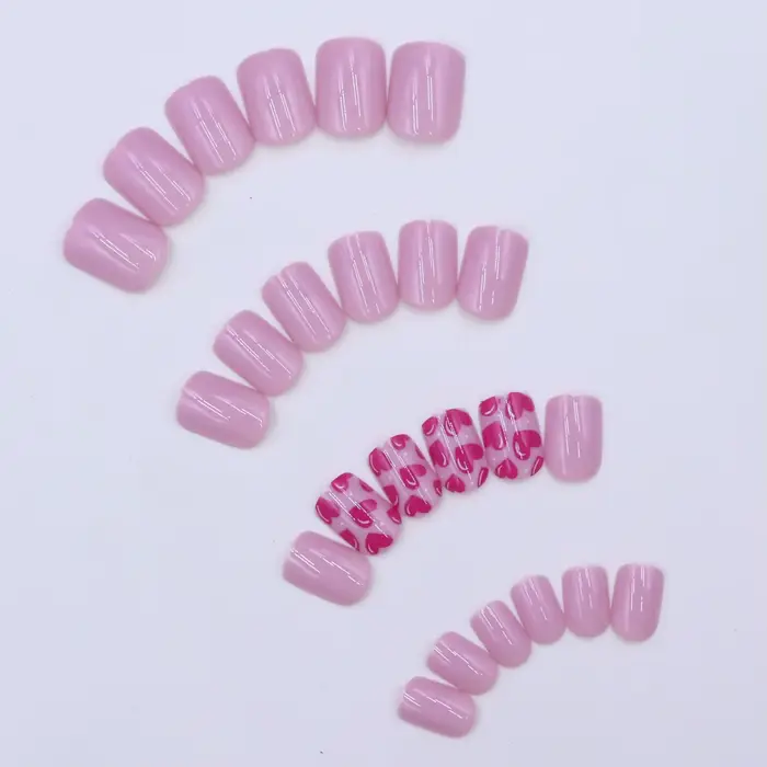 96 faux ongles courts carrés français pressés avec motif cœur