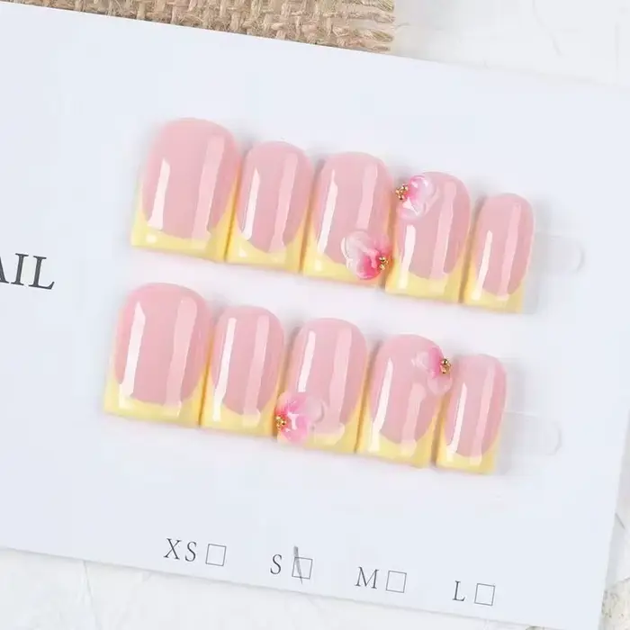 10 faux ongles courts carrés faits à la main, style français jaune crème, style doux et féminin, cou