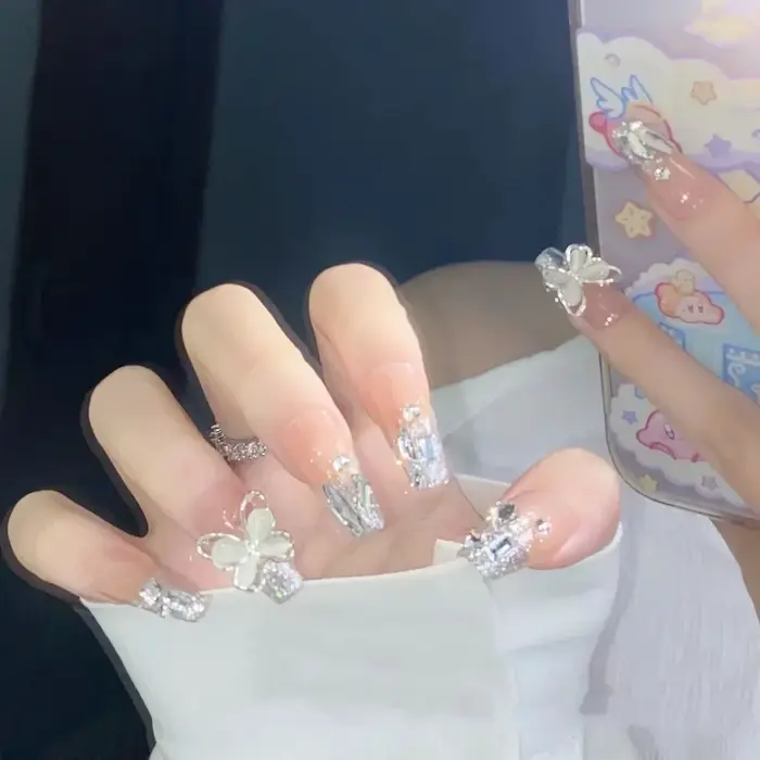 Faux ongle manucure patch flash argent diamant papillon portant la pièce