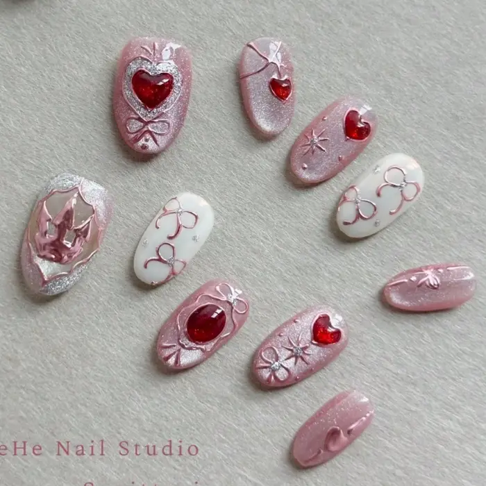 Dix faux ongles ovales élégamment pressés à la main