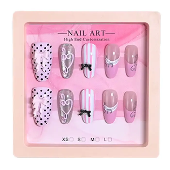 10 faux ongles en amande de taille moyenne faits à la main avec un emballage délicat. Ton rose-violet doux plein de charme féminin. Réutilisable et facile à utiliser