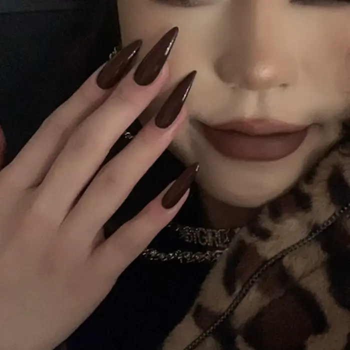 Faux ongles longs et pointus