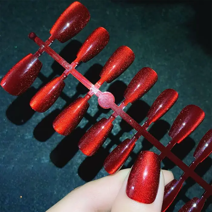 30 pièces brillant rouge oeil de chat presse sur ongles couverture complète couleur nue portable amande faux