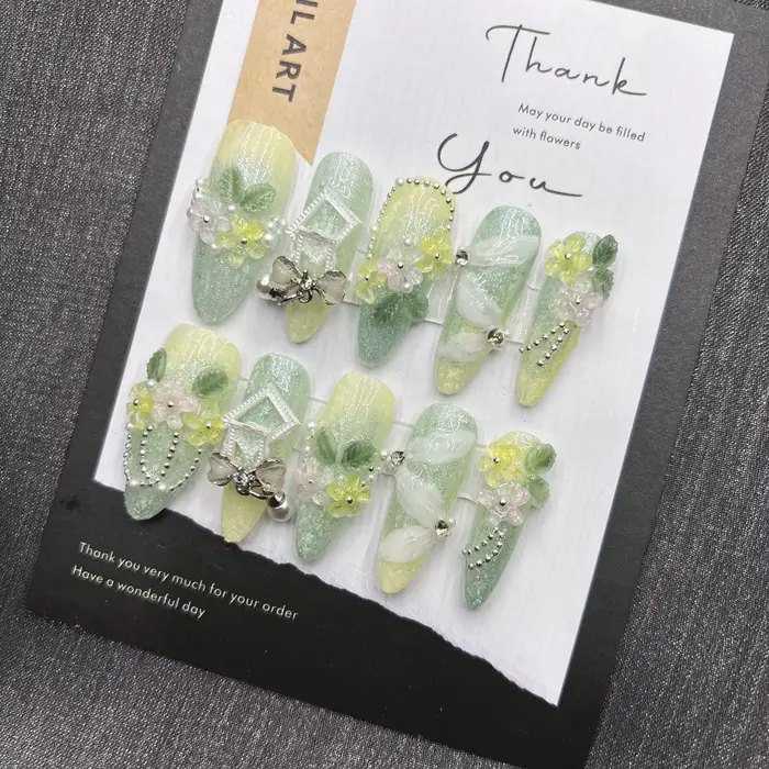 Clous à pression floraux verts doux d'inspiration naturelle avec botaniques en soie flexibles et détails métalliques