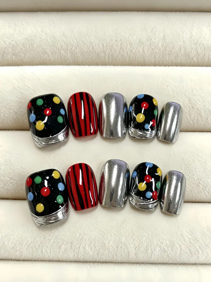 10 faux ongles carrés courts, avec des couleurs principales noires, rouges, argentées, vertes et jau