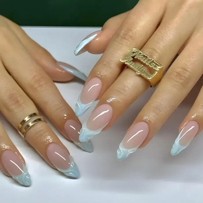 30 faux ongles style océan estival avec pointes françaises 3D tendance