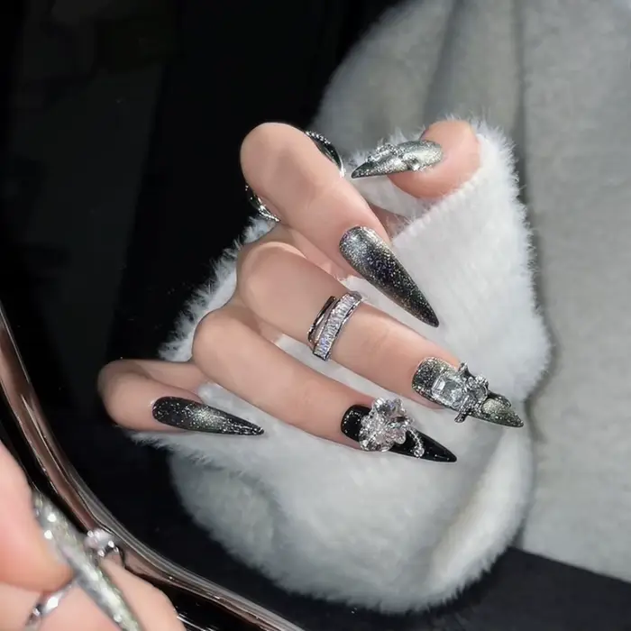 Presse faite à la main sur les ongles noir argent longue tête pointue faux