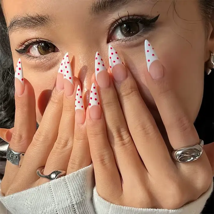 24 pièces blanc amande presse sur ongles noir à pois faux
