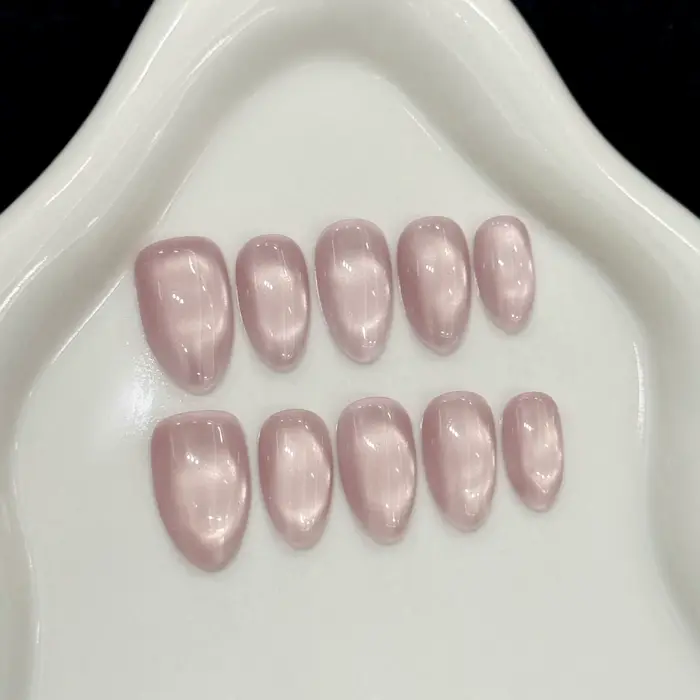 Faux ongles courts en amande œil de chat rose