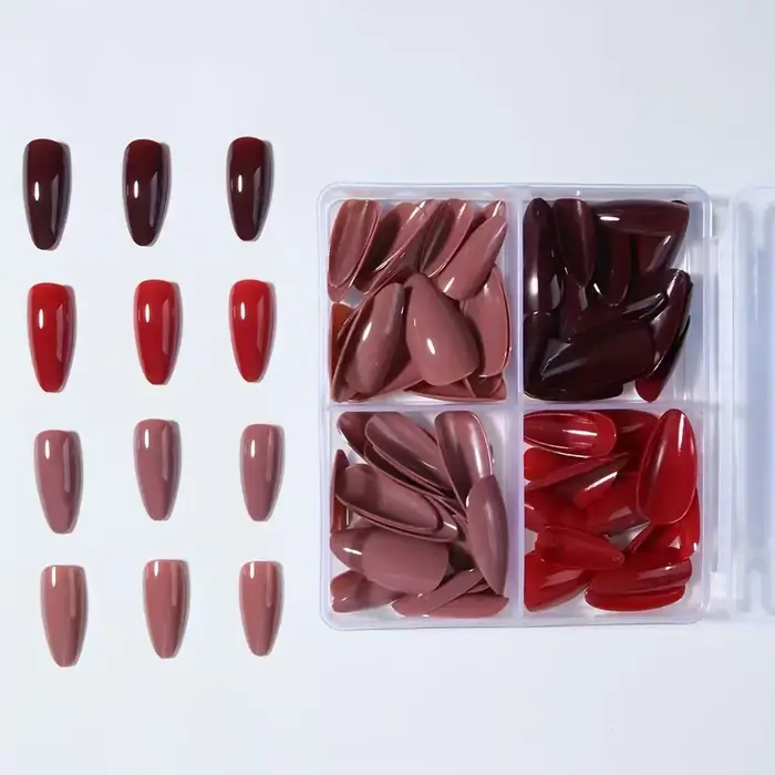 96 ongles en amande faits à la main. Couleur unie en 4 tons : rouge bordeaux, rouge vif, beige nude et marron chocolat. Réutilisable, style classique