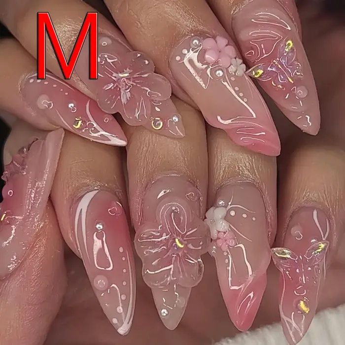 Ongles moyens en forme d'amande