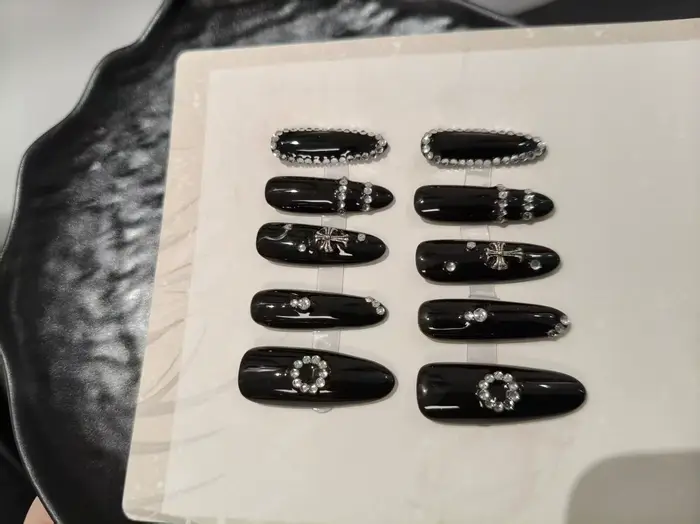 Coffret de 10 ongles ovales faits à la main