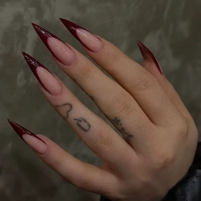 24 faux ongles longs et pointus pour une manucure rétro chic à la française, à porter avec des autoc