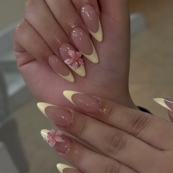 Faux ongles amande jaunes à fleurs roses 3D