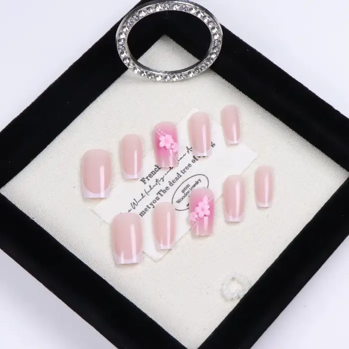 10 pièces ongles courts carrés pressés à la main français à bords blancs avec conception de fleur rose