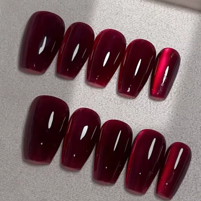 24 pièces oeil de chat rouge portant des ongles cerise