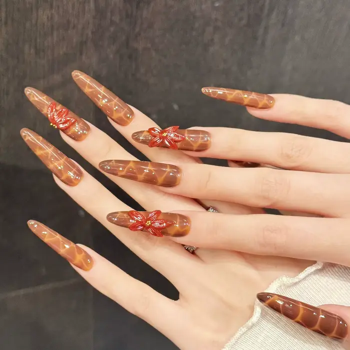 Faux ongles faits main avec motif craquelé marron-orange