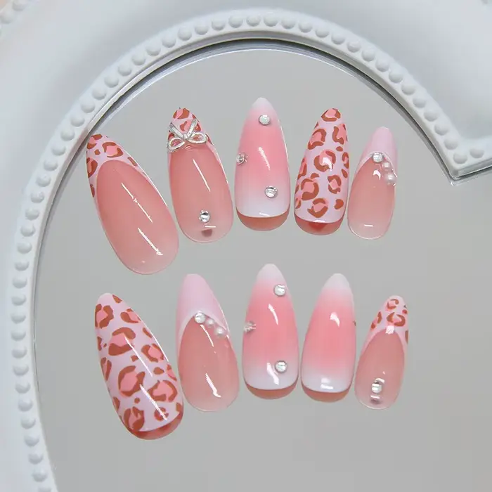 24 faux ongles à presser en amande rose imprimé léopard