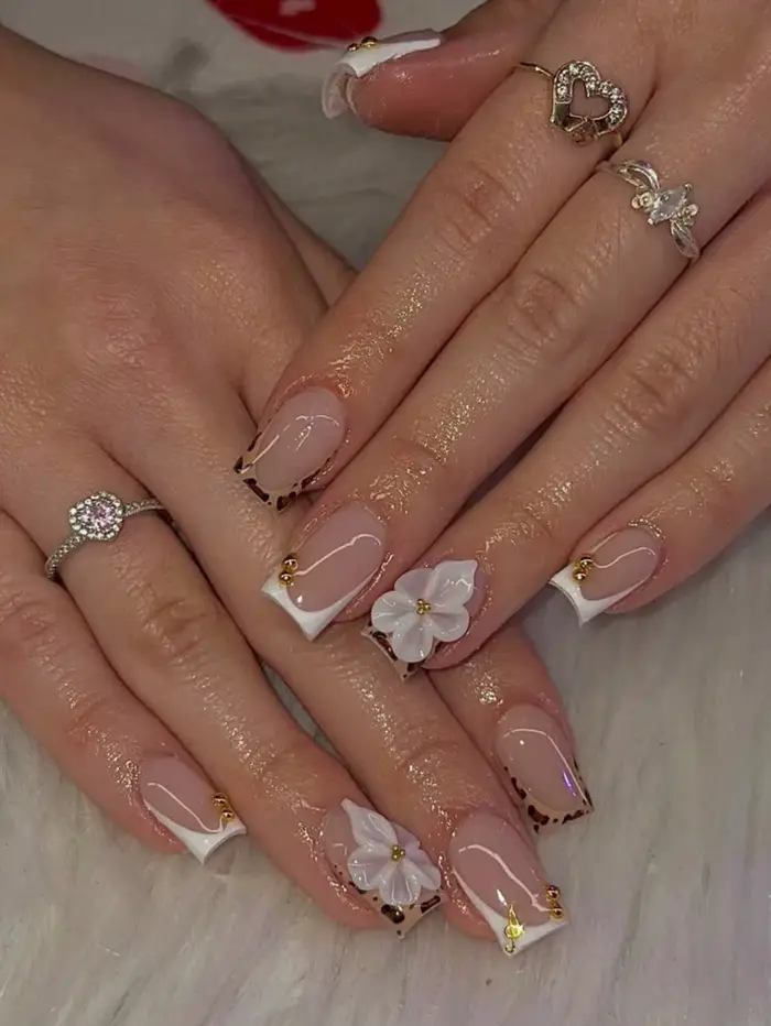Ensemble de 10 faux ongles courts carrés rose nude style français