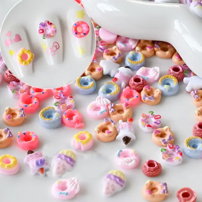 50 pièces 3D mixte dessin animé beignets Nail Art breloques Kawaii Dessert/beignet ongles décorations pour bricolage artisanat cheveux manucure accessoires