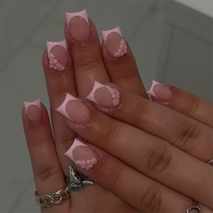24 faux ongles courts carrés, style français, avec fleurs 3D, à porter, couvrance totale, pointes à