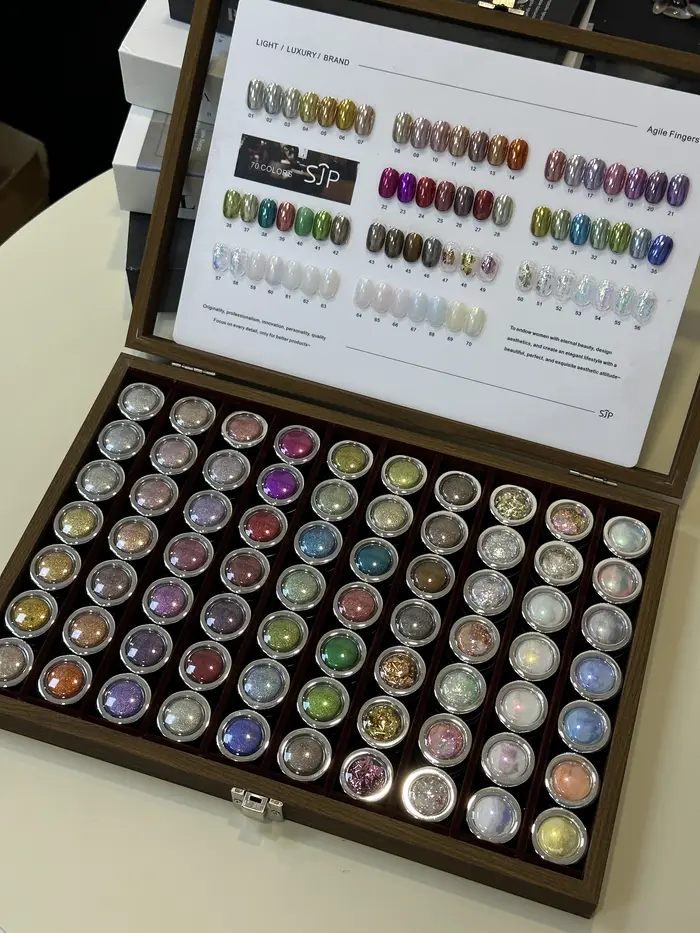 Ensemble de nail art rose opale de 70 couleurs comprenant des nuanciers et une boîte de rangement. Il offre des options