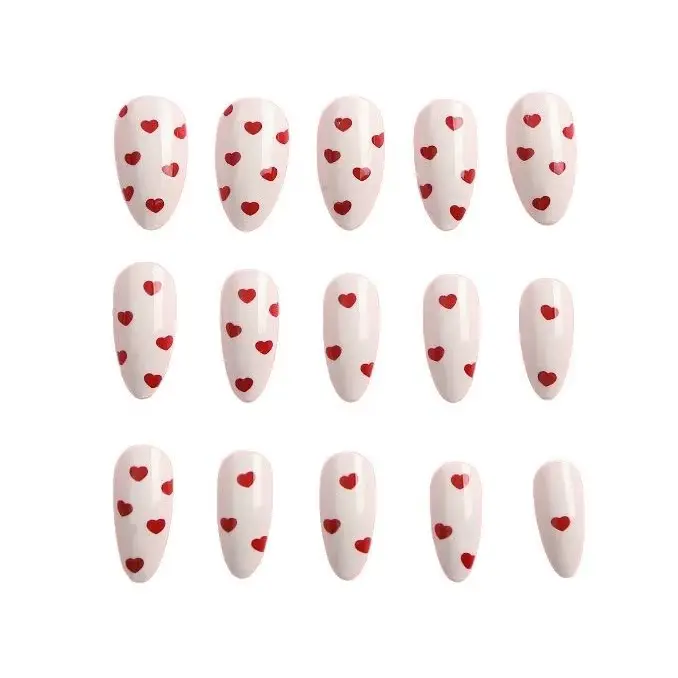 Faux ongles à presser blancs avec base rouge vin et motif cœur