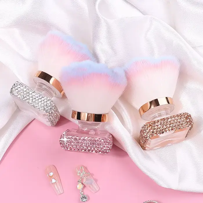 Brosse à poussière pour ongles ornée de strass