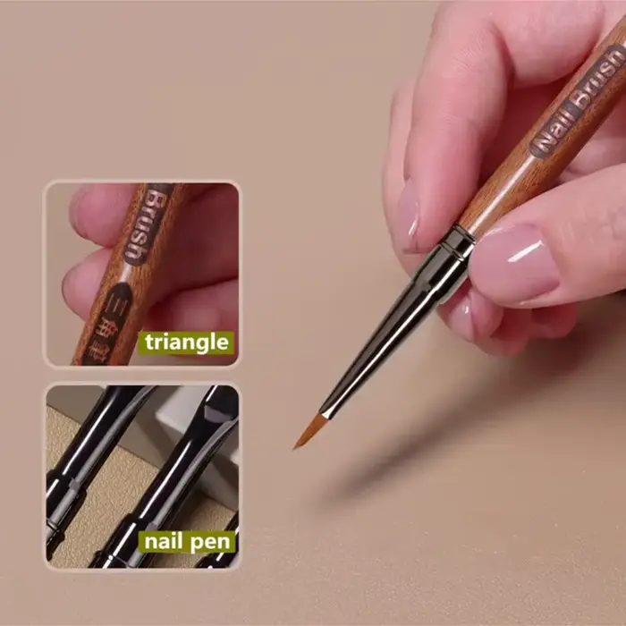 Brosse à ongles triangulaire avec manche rond en bois