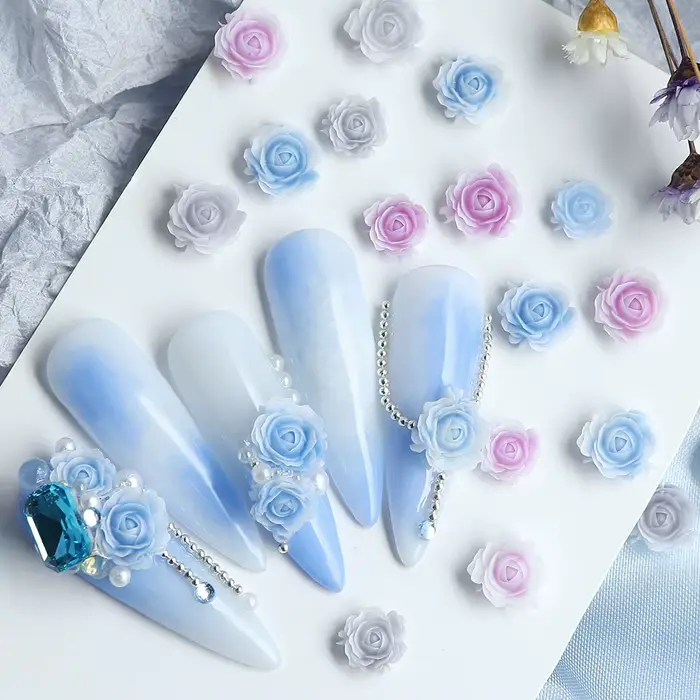 Mélange de fleurs de rose sculptées pour la décoration des ongles