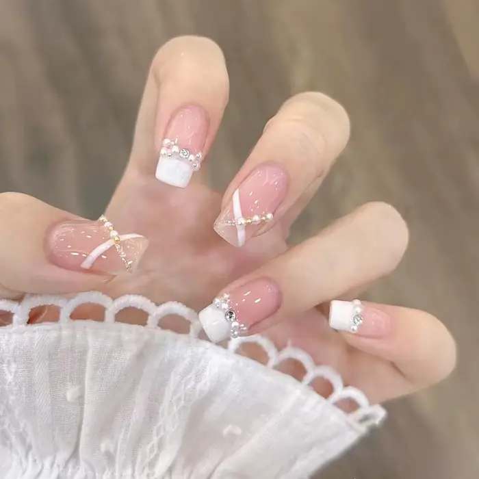 Doux français à la main porter des ongles Niche minimaliste moyen Nail Art patchs croix perle queue de poisson faux