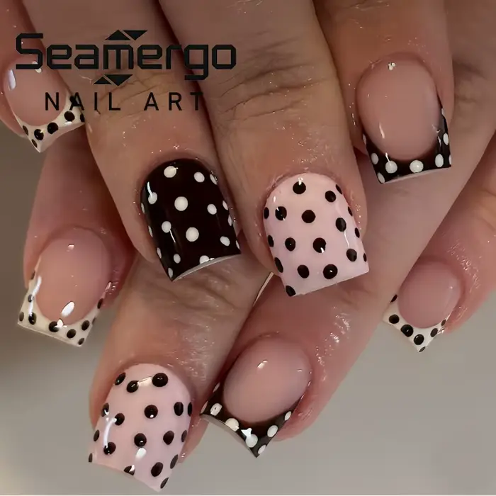 24 faux ongles courts carrés à pois
