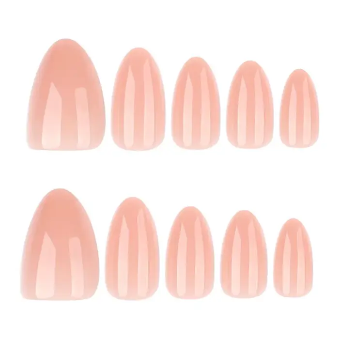 Faux ongles longs en amande pour manucure