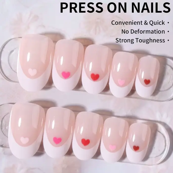 24 pièces par ensemble. Ongles courts ovales blancs en forme de cœur