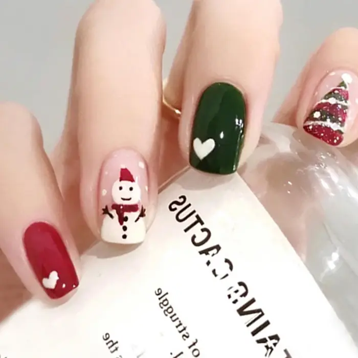 Faux ongles mi-longs pour fête de noël