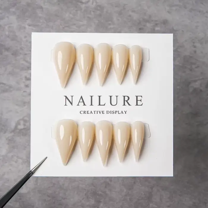 Faux ongles longs à talon aiguille couleur nude