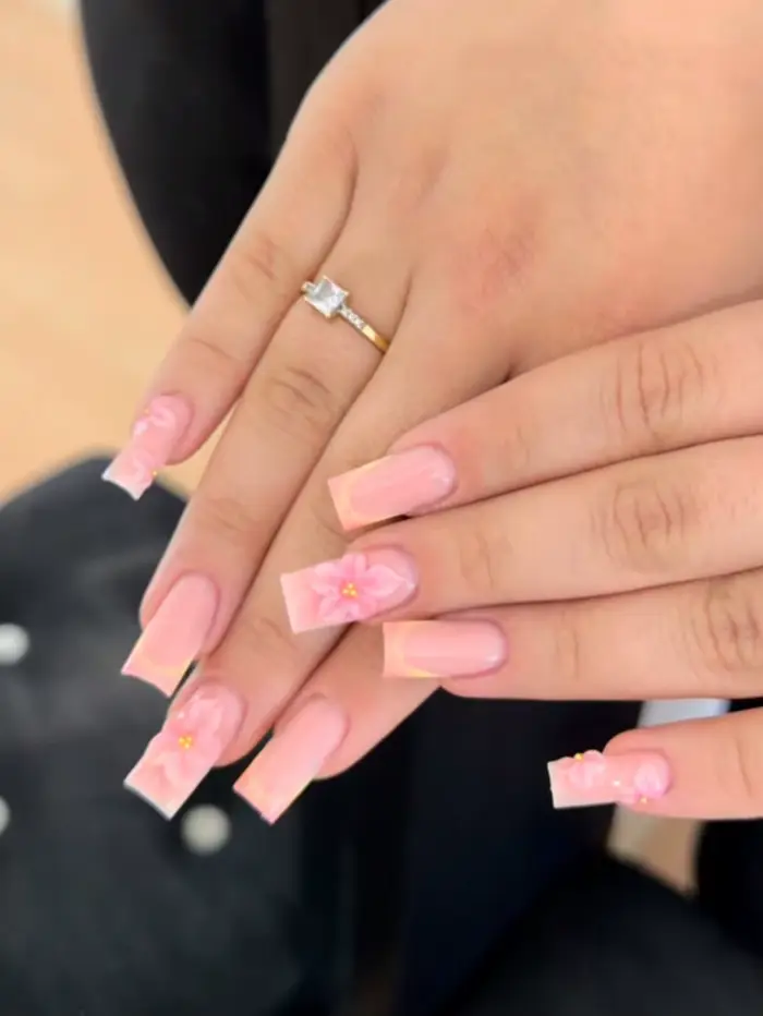10 faux ongles à presser de style français, de longueur moyenne, rectangulaires, dégradé rose nude et orange, style féminin doux et pur, faits à la main, avec fleurs roses en relief en trois dimension