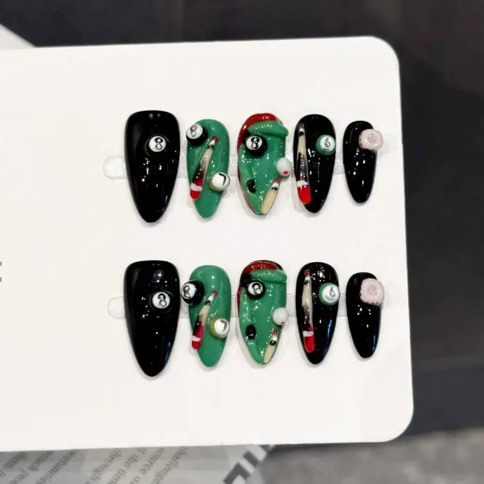 Faux ongles faits à la main