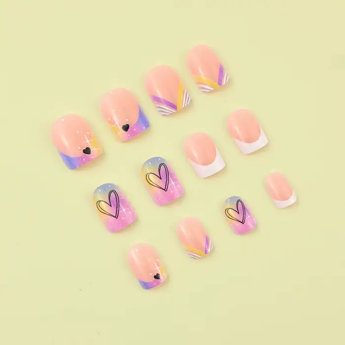 24 morceaux de faux ongles carrés courts, avec un cœur dégradé teint en halo et un design français c