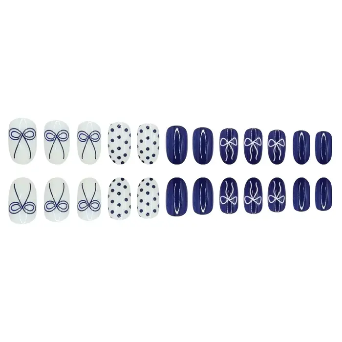 Faux ongles courts arrondis bleu profond avec papillon à pois